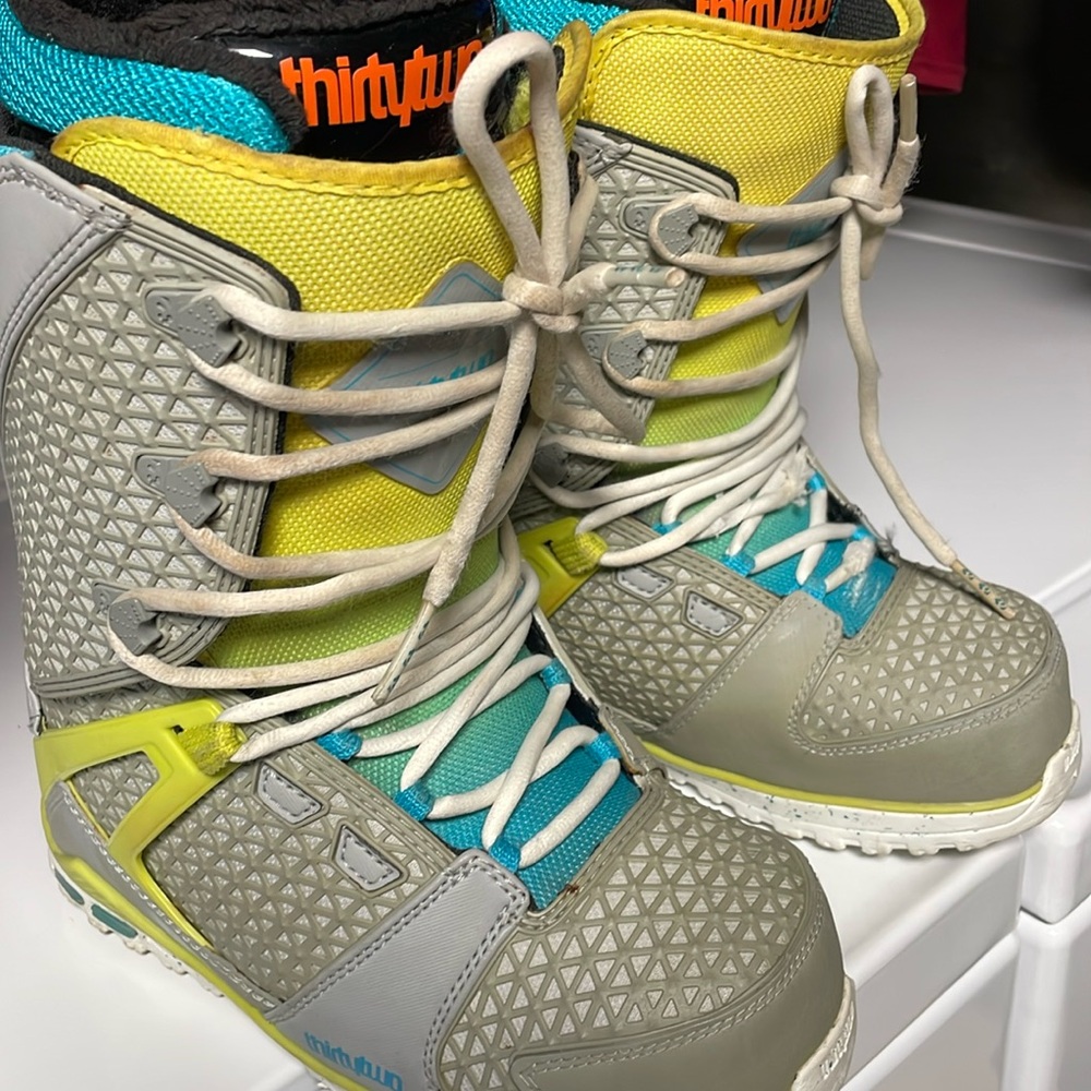 Womens 32 thirty two snowboard boots size 6
Used